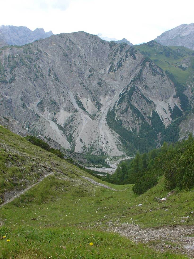 Abstiegsweg vom Lunstsattel; hinten Gramaihochleger und Hahnkampl